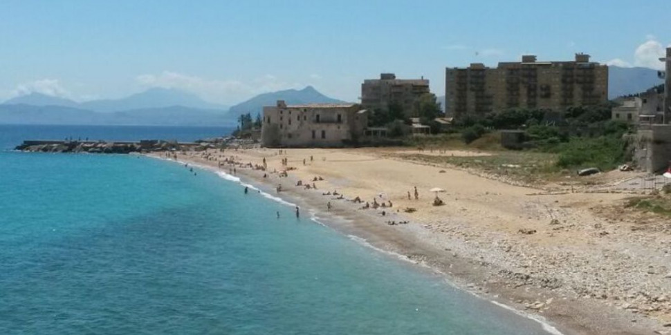 Il cadavere di una giovane trovato in mare a Palermo, indagini per identificare la vittima