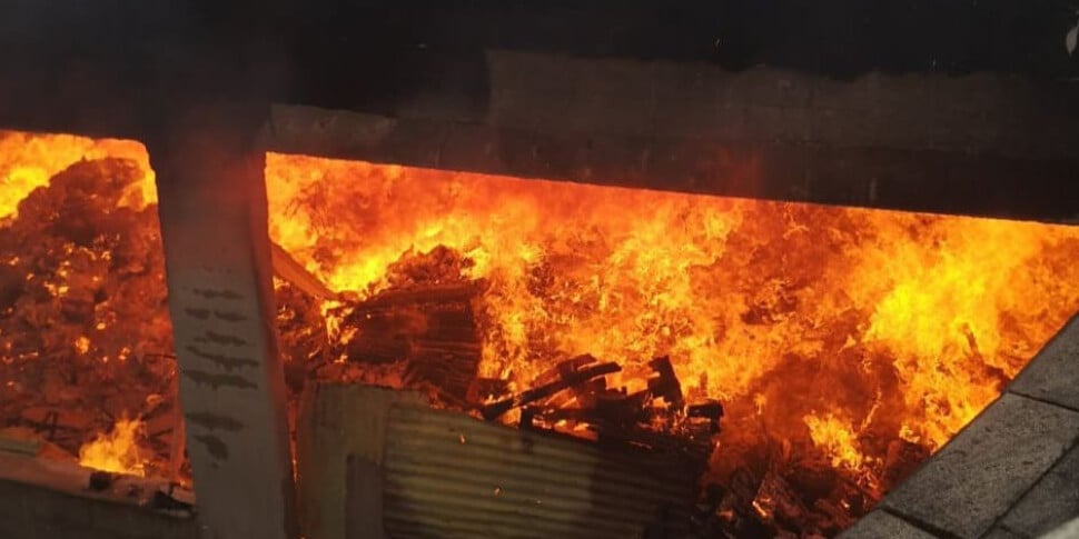 Palermo, i razzi di Capodanno sui cassonetti: notte di incendi in numerosi quartieri