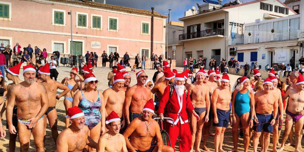 A Marina di Ragusa tuffo di Capodanno sulle note della marcia di Radetzky