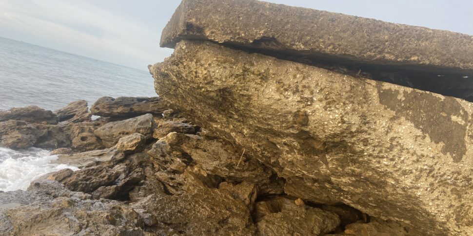 Castelvetrano, a Marinella di Selinunte cede una parte del molo di ponente