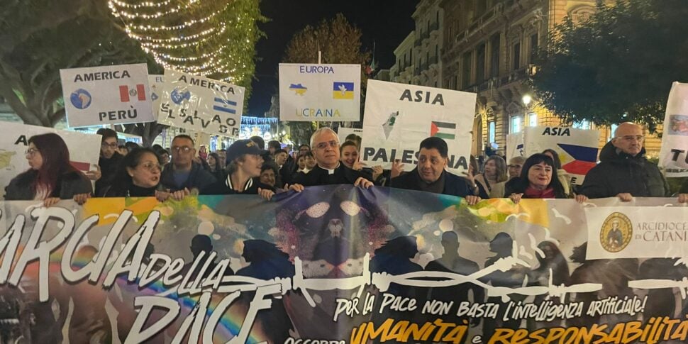 Catania, il corteo per la pace guidato dal vescovo e dall'imam