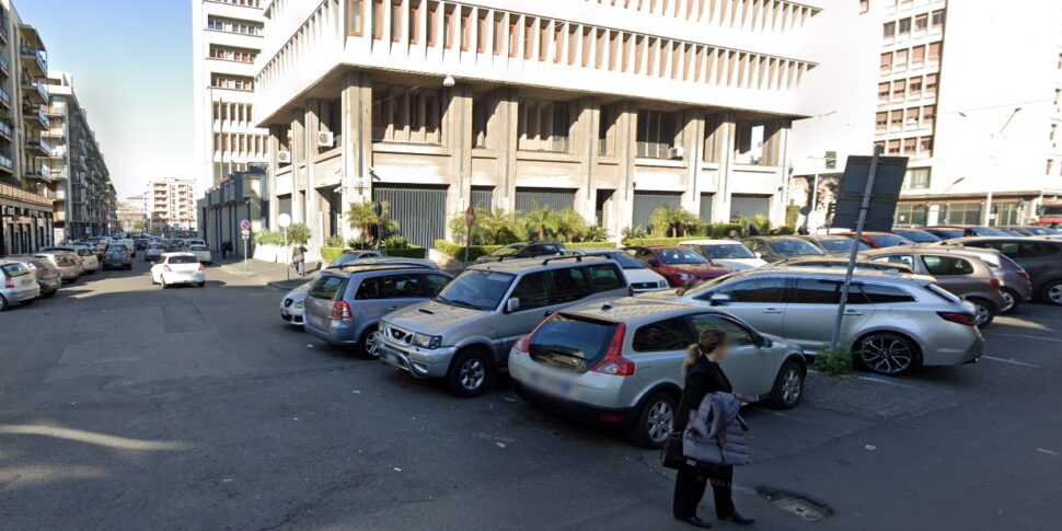 Catania, incendio in un'abitazione abbandonata