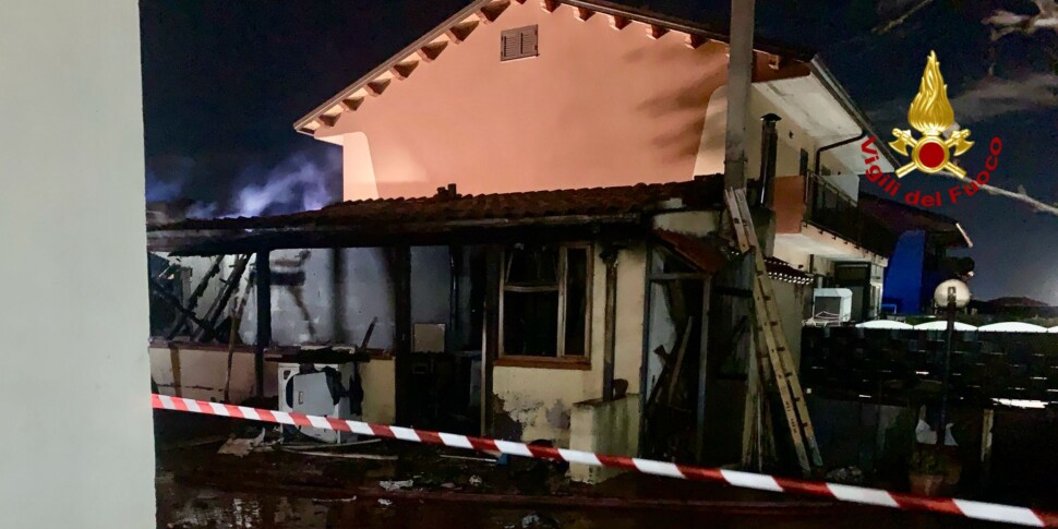 Catania, incendio in una villetta: tutti in salvo