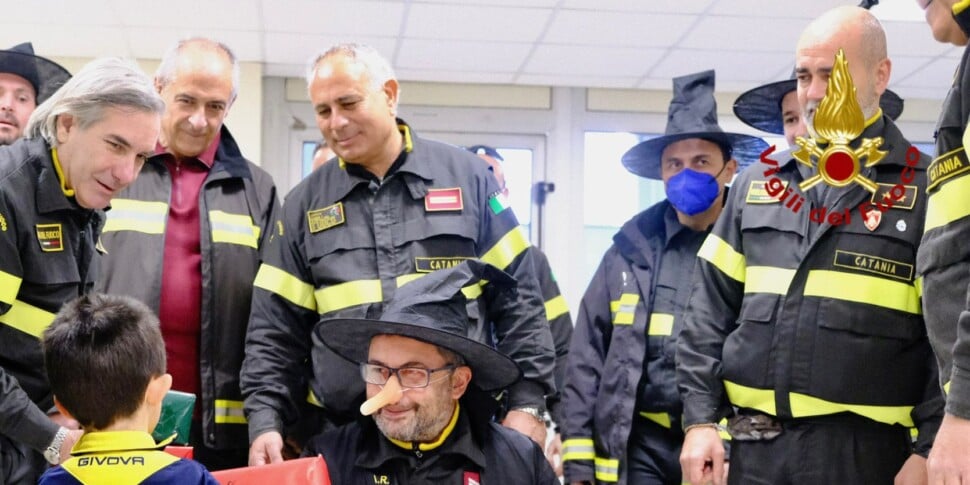 Catania, la Befana dei vigili del fuoco arriva in due ospedali