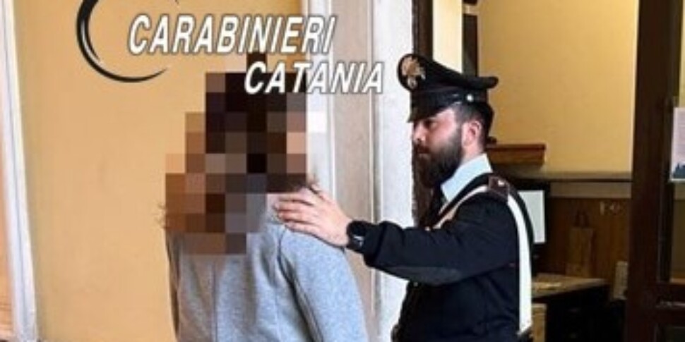 Catania, dopo 20 anni di botte e violenze denuncia il marito: per lui divieto di avvicinamento e braccialetto