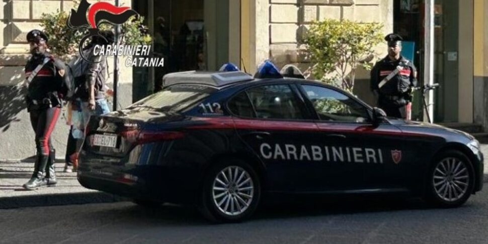 Catania, sorpreso a rubare un fanale di un'auto: arrestato