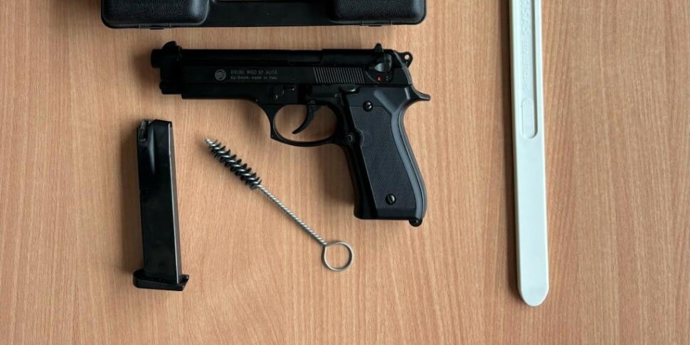 Siracusa, si mostrano sui social con una pistola: coppia denunciata