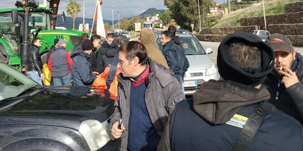 Agricoltura in crisi in Sicilia, manifestazioni sulla Palermo-Agrigento e a Poggioreale