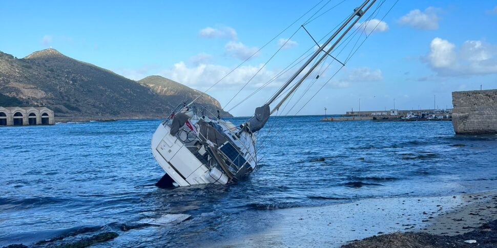 Maltempo in provincia di Trapani, a Favignana una barca trascinata via dalle raffiche di vento