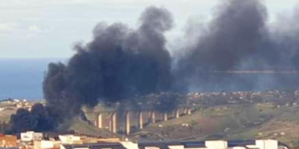 Tubi di plastica in fiamme ad Alcamo, nube nera su tutta la zona