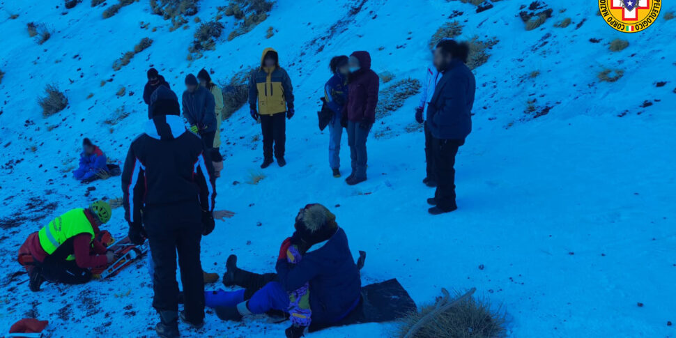 Escursionista si frattura la gamba cadendo, soccorso sull'Etna