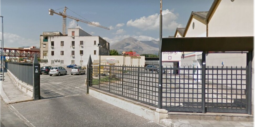 Tentano di rubare 20 profumi dal supermercato a Palermo, 4 donne si danno alla fuga dopo essere state scoperte