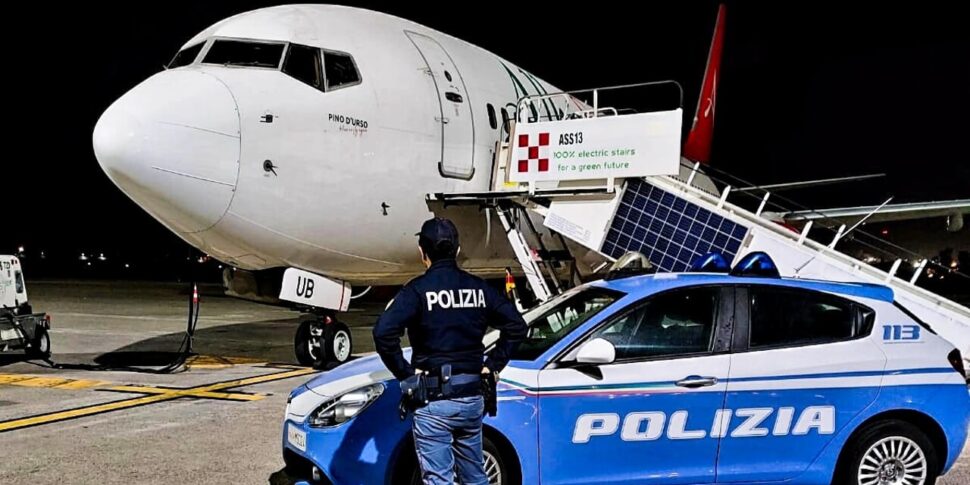 Ruba in una profumeria dell’aeroporto di Catania: denunciata