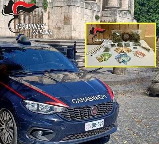 San Gregorio di Catania, sorpreso mentre pesa e confeziona marijuana in casa: arrestato giovane