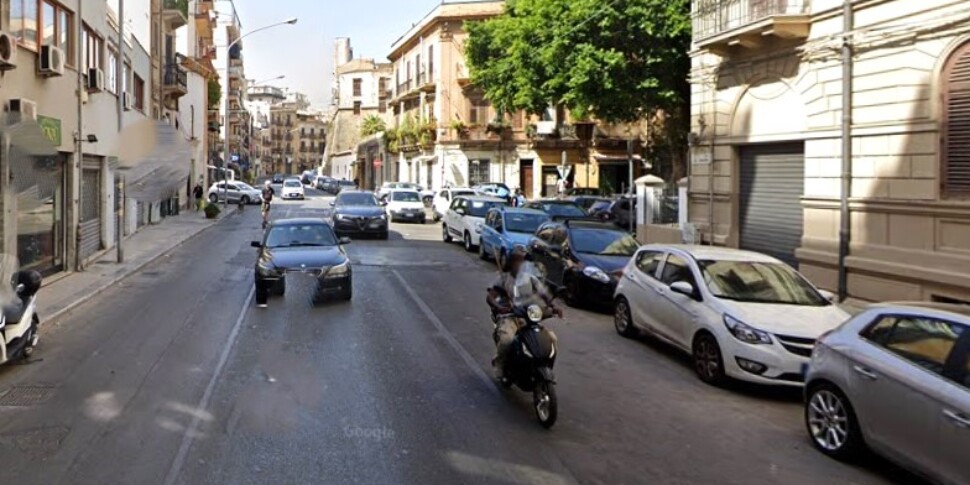 Palermo, scontro tra un'auto e uno scooter in corso Alberto Amedeo: grave un uomo di 69 anni