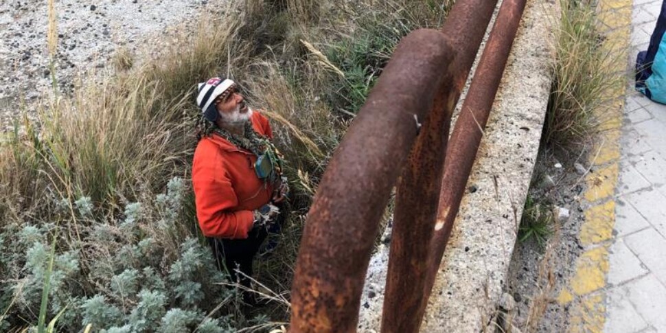 Il Comune di Lipari sull'eremita che vive sotto un ponte: «Gli era stato offerto un alloggio e l'ha rifiutato»