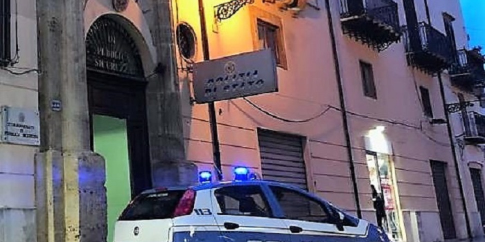 Partinico, incendiato il portone di casa di una donna