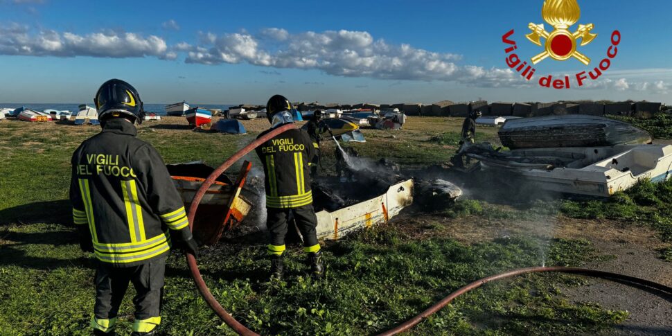 Fiamme al porticciolo di Acqua dei Corsari: distrutte alcune imbarcazioni