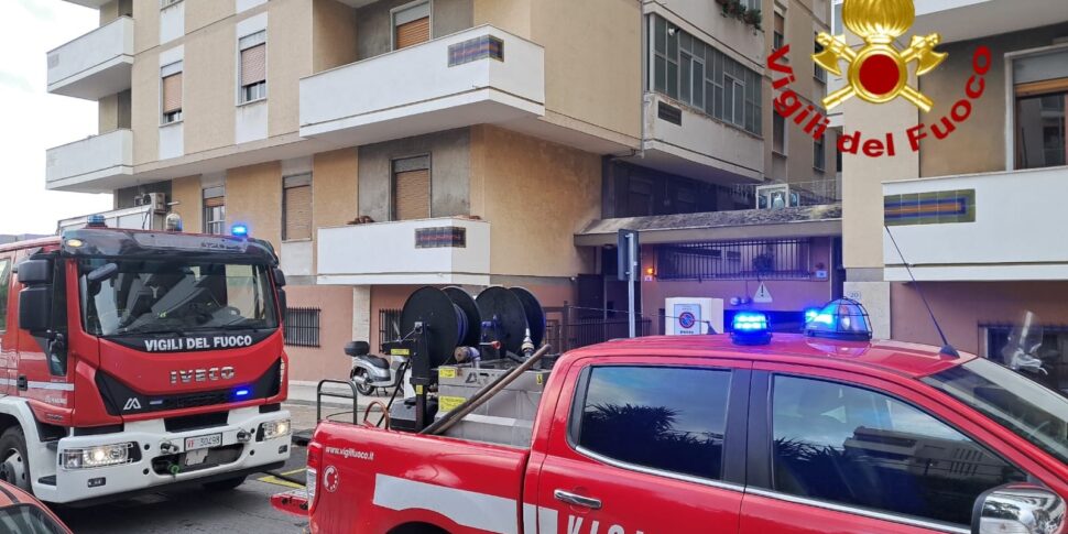 Incendio in un appartamento di Messina, vigili del fuoco al lavoro per cinque ore