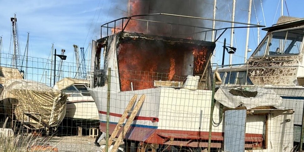 Termini Imerese, in fiamme un'imbarcazione nel cantiere navale dell'area portuale