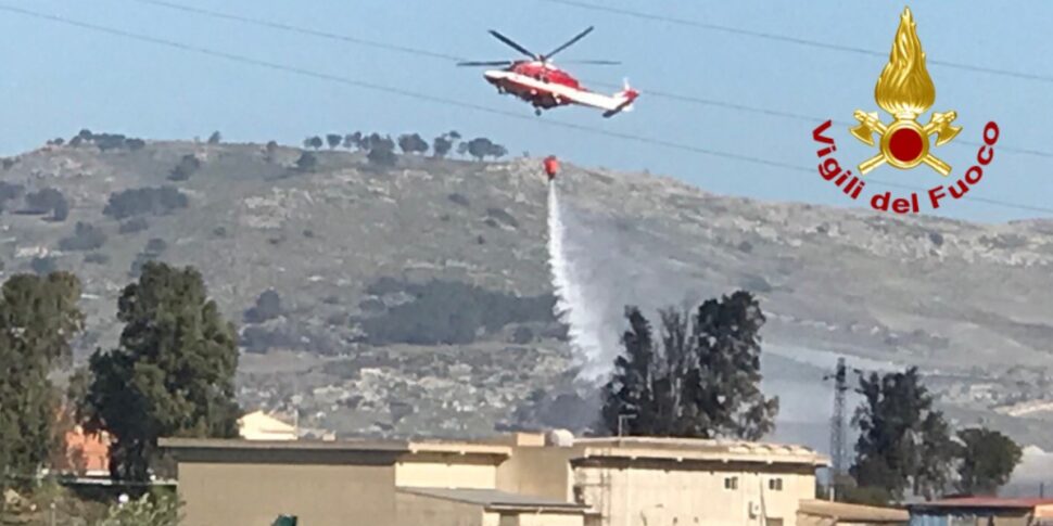 Il maxi incendio nel centro di stoccaggio rifiuti a Licata: in azione canadair ed elicotteri