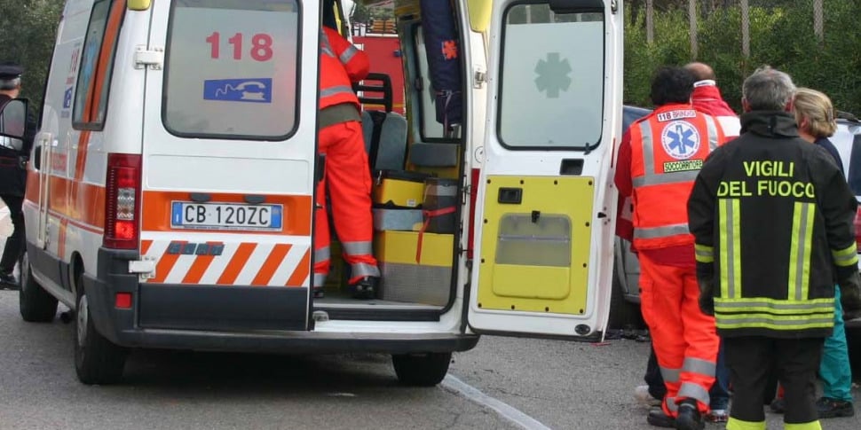 Scontro tra due auto a Mineo: una si ribalta, un ferito grave sulla statale