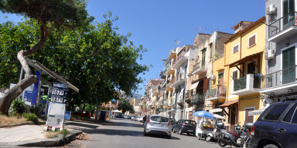 Palermo, scontro frontale al Villaggio Santa Rosalia tra un'auto e uno scooter: giovane in gravi condizioni