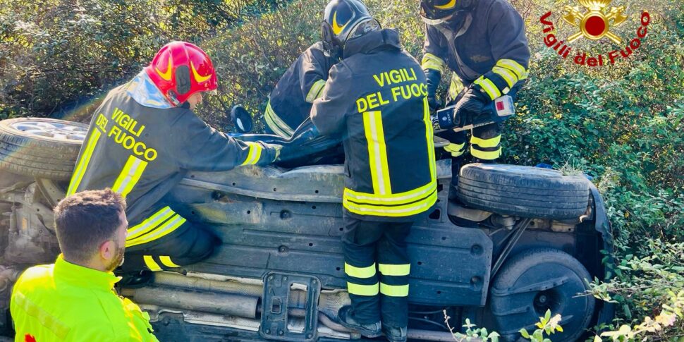 Auto sfonda il guard rail e si ribalta, paura tra Milazzo e Barcellona sulla Palermo-Messina