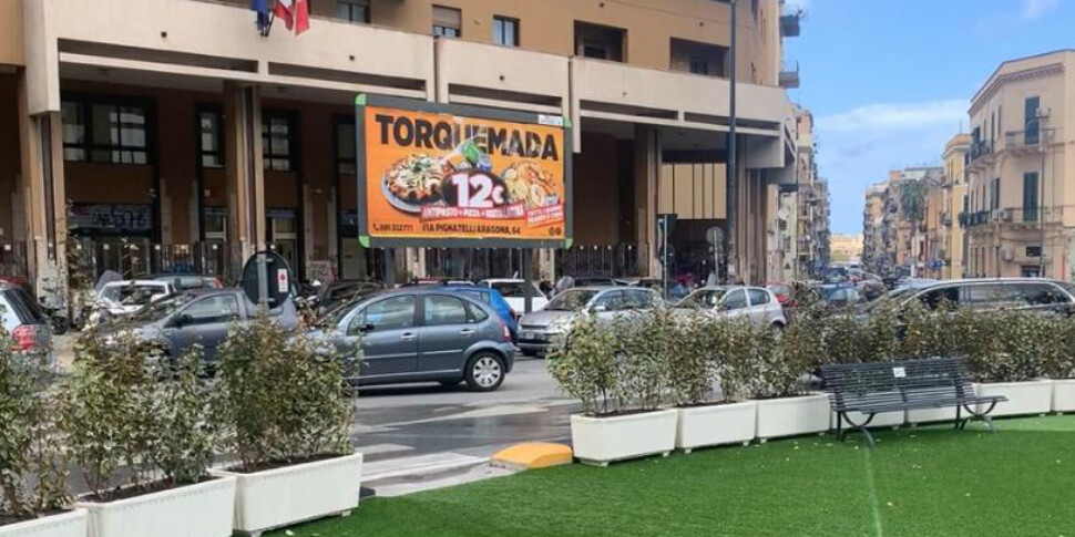 Palermo, due ragazzini su uno scooter elettrico speronano un quarantenne in monopattino per farlo cadere