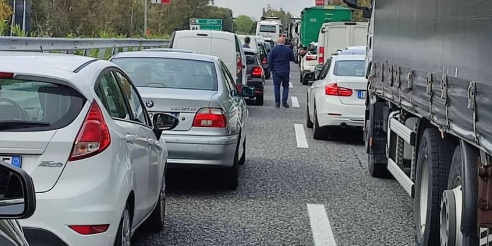 Incidente in galleria sulla Palermo-Catania: scontro tra quattro auto, cinque feriti