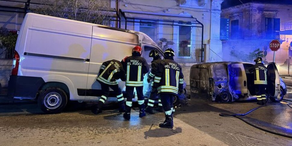 Ispica, incendiati i furgoni di un'impresa di onoranze funebri, il titolare: «Affronteremo anche questa sfida»