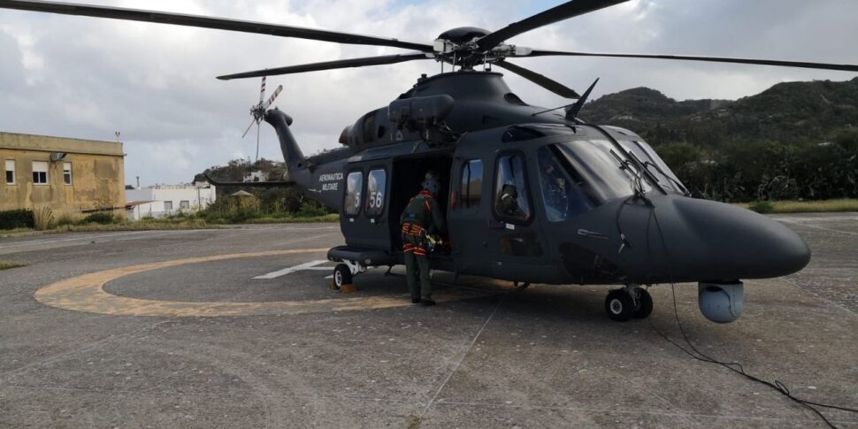 Colto da malore su una nave portacontainer al largo di Trapani, soccorso dall'aeronautica militare