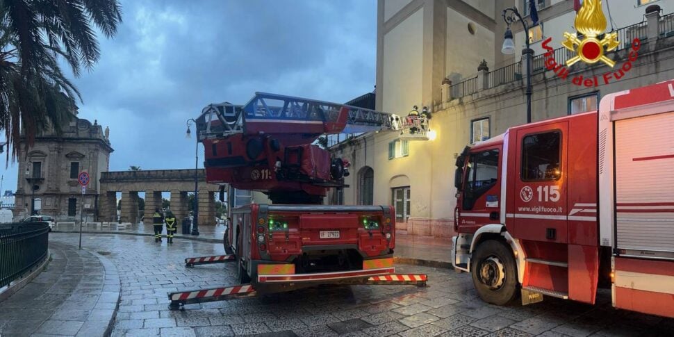 Maltempo a Palermo, cadono calcinacci dal prospetto di palazzo Benso