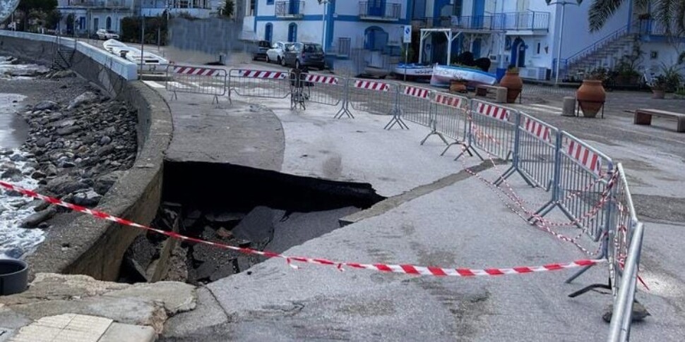 Maltempo e mareggiate, cede l'asfalto a Capo d'Orlando: grossa voragine a San Gregorio