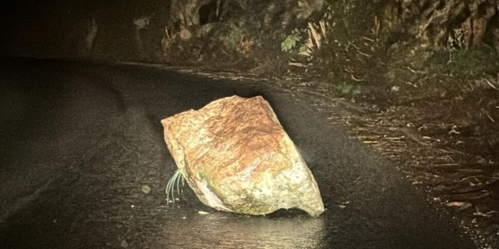 Scicli, masso si stacca dalla parete rocciosa e finisce in strada