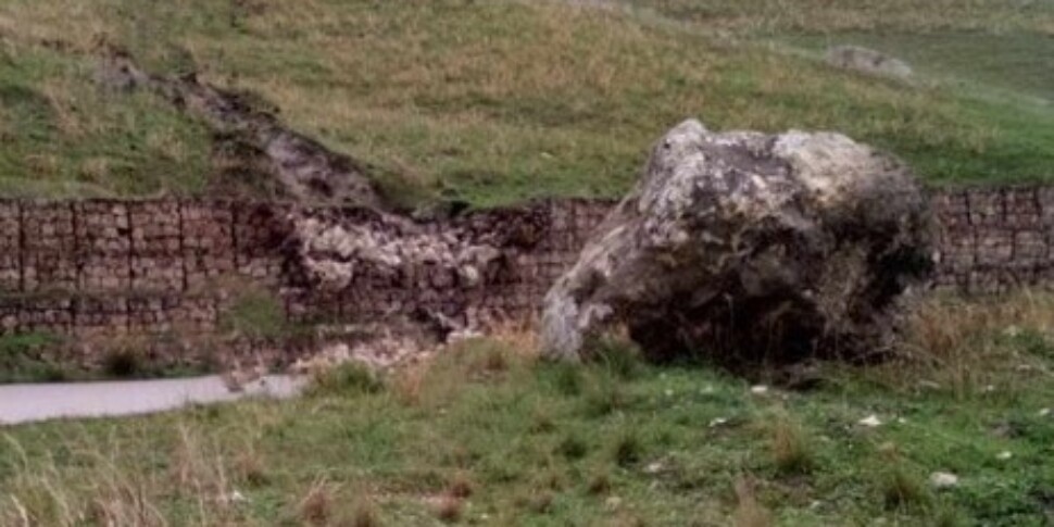 Maltempo, grosso masso finisce in strada: paura sulla provinciale Siculiana-Raffadali