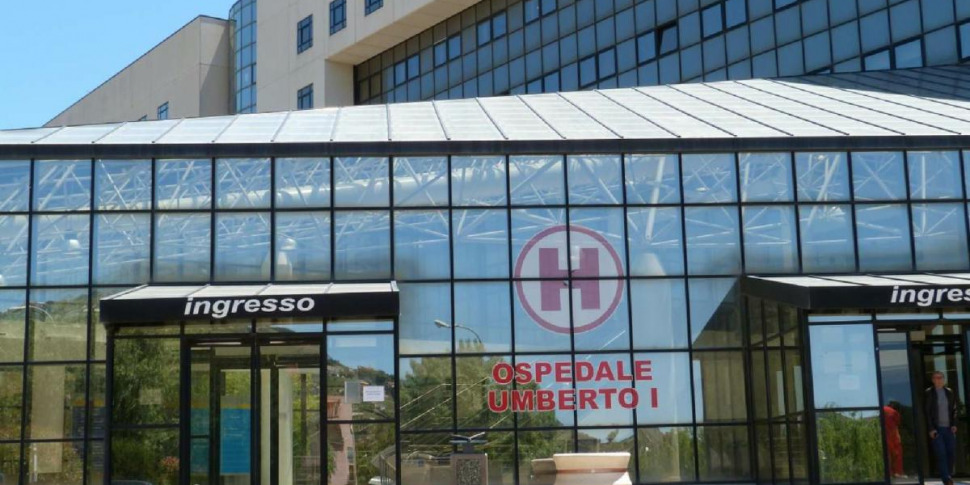 Vuole portare la pizza alla madre in ospedale a Enna, il medico glielo vieta e viene aggredito