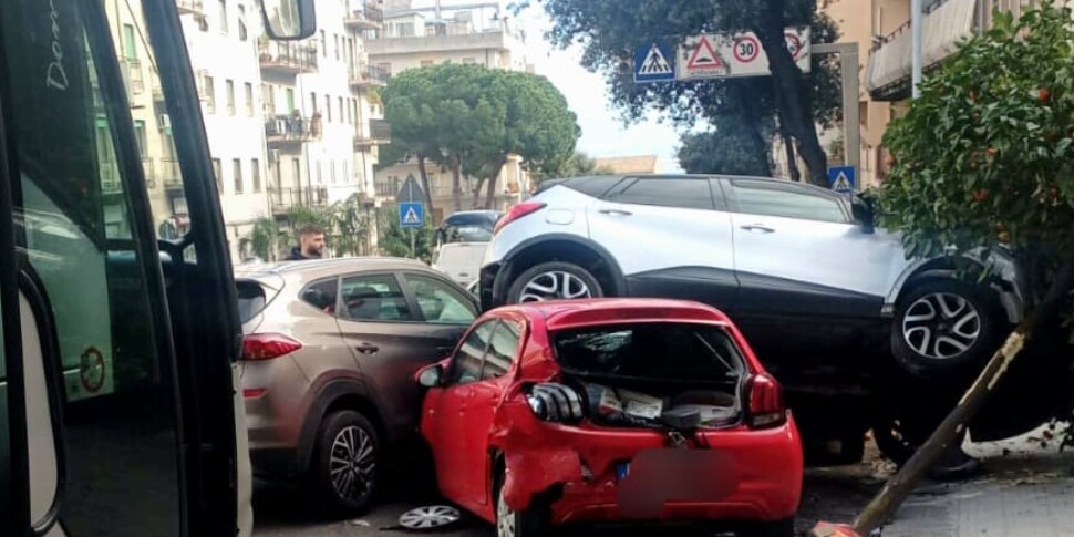 Messina, tragedia sfiorata in viale Boccetta: pullman finisce sulle auto in sosta