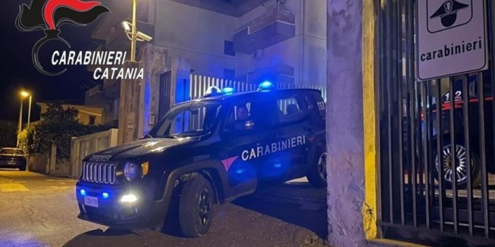 Mirabella Imbaccari, evade dai domiciliari ma i carabinieri lo riconoscono alla guida e lo inseguono