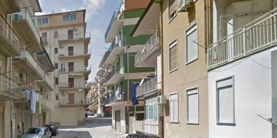 Favara, un uomo di 47 anni trovato morto in casa con ferite alla testa: giallo sulle cause del decesso