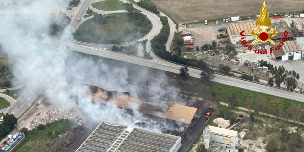 L'incendio a Licata, per l'Arpa nessun rischio per la salute pubblica