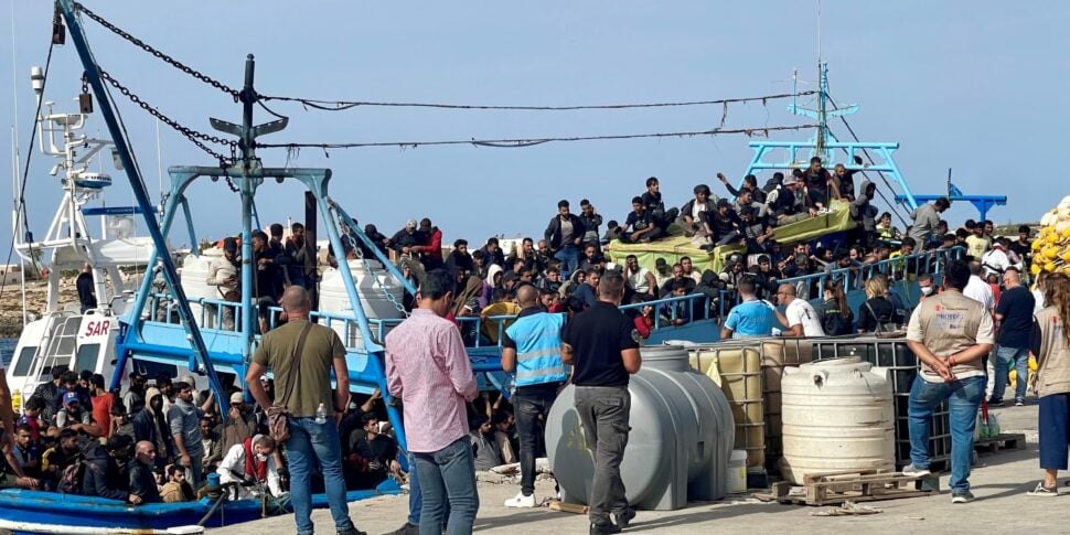 Nuovi sbarchi e hotspot pieno a Lampedusa, fermo per la Viking