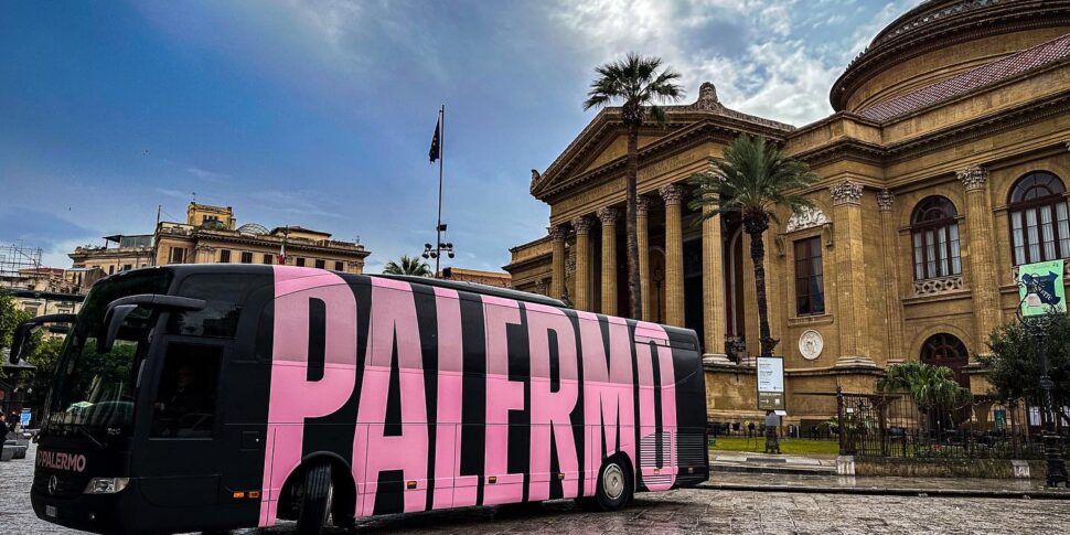 Un nuovo pullman per il Palermo calcio, lo scatto rosanero fa il giro del web