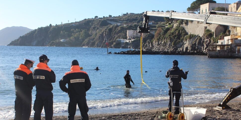 Lipari, ferro e cemento nei fondali di Marina Corta: rimosse 27 tonnellate di rifiuti