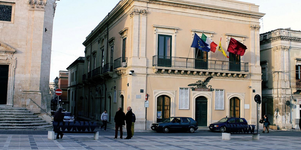 Orrore a Rosolini, trovato un cane impiccato