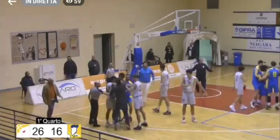 Rissa nel campo di basket a Catanzaro, il padre di un giocatore colpisce un atleta del Giarre