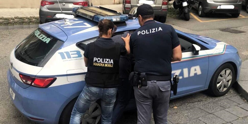 Padre e figlio rapinano un negozio a Caltanissetta: arrestati