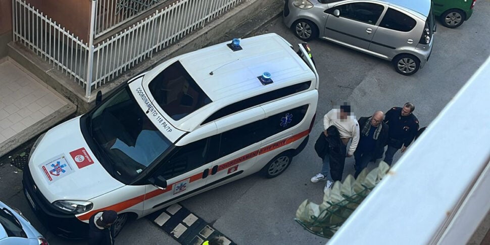 Palermo, l'uomo accoltellato ha raggiunto con le proprie gambe l'auto medica che lo ha portato in ospedale