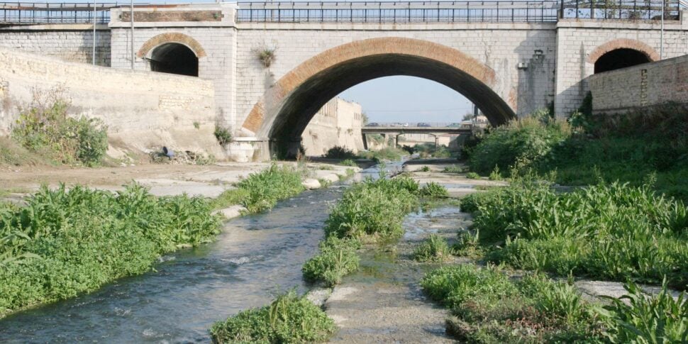 Palermo, monopattino lanciato nel fiume Oreto