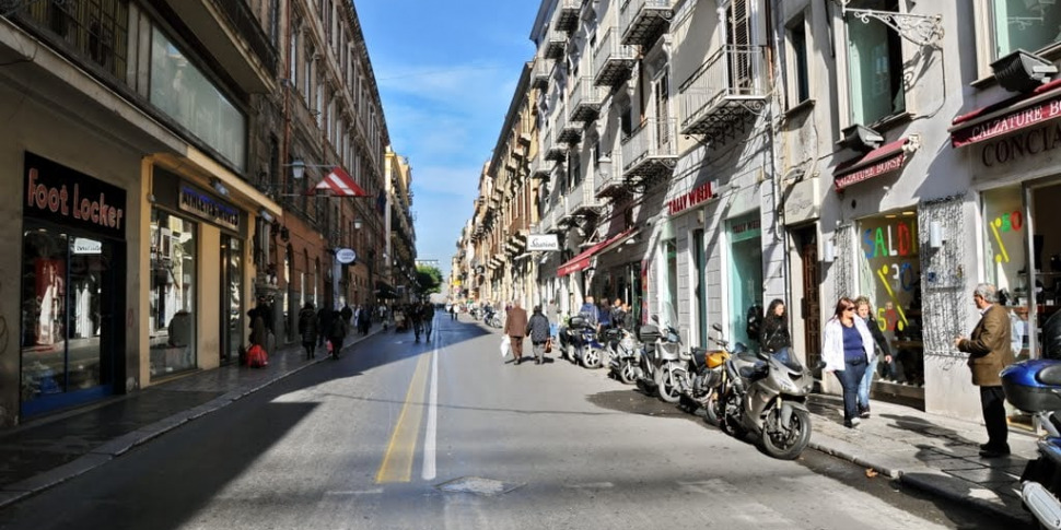 Palermo, seguito e rapinato nell'androne del palazzo: paura in via Maqueda